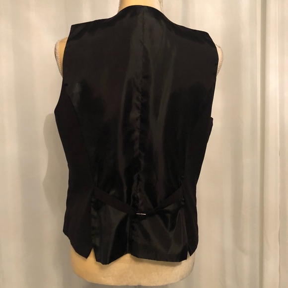 VEST - Picture 2 of 8